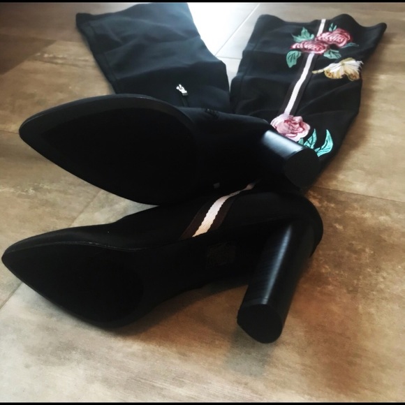 BLACK FLOWERY THIGH HIGH STRETCH BOOTS - Picture 3 of 5